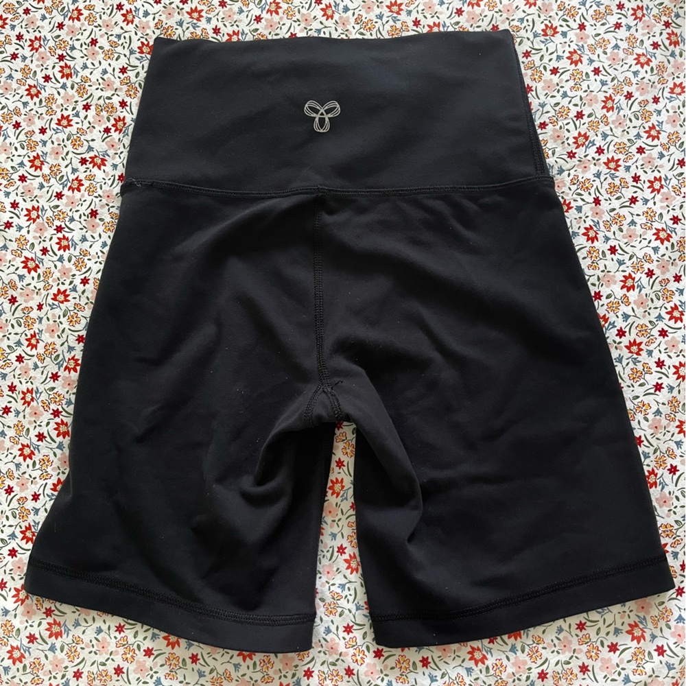 TNA Butter Shorts High-Rise 7” - Picture 2 of 3